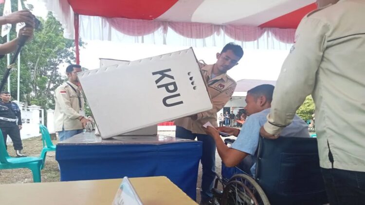 Simulasi pendampingan bagi pemilih disabilitas oleh KPU Pasaman Barat. KPU setempat menjamin menyediakan alat bantu bagi pemilih tunanetra dan pendampingan saat pencoblosan 14 Februari 2024. (Antara/Altas Maulana).