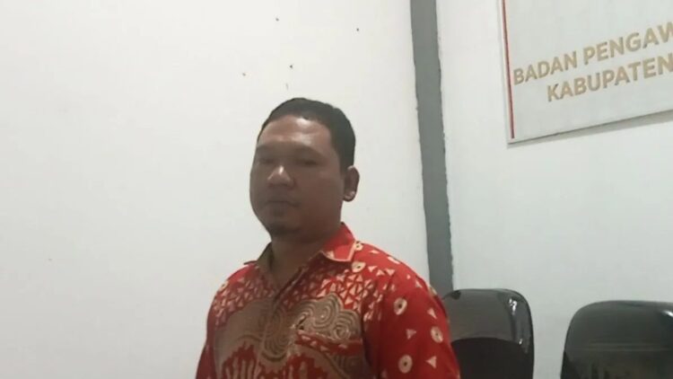 Perkara Dugaan Pelanggaran Pemilu Bupati Pasaman Barat Dihentikan, Ini Alasan Bawaslu 1 Komisioner Bawaslu Pasaman Barat Laurencius Simatupang saat menjelaskan perkara dugaan pelanggaran pemilu oleh Bupati Pasaman Barat Hamsuardi, Senin (5/2/2024). (Antara/Altas Maulana)