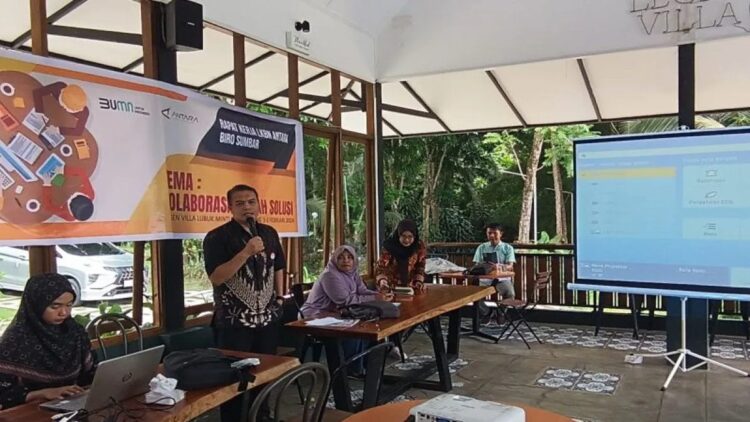 Jumlah Koperasi di Sumbar yang Aktif hanya 2.363 dari 4.220 Unit 1 Kepala Bidang Perizinan dan Kelembagaan Koperasi, Junaidi memberikan sosialisasi tentang koperasi di Padang. (ANTARA/Miko Elfisha)