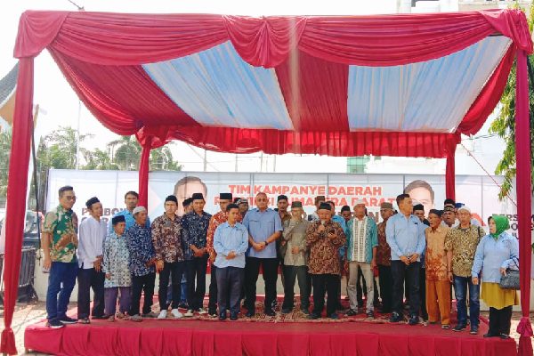 Sempat Dukung Anies, Forum Ulama Sumbar kini Alihkan Dukungan ke Prabowo-Gibran 1 Forum Ulama Sumbar mendeklarasikan diri mendukung pasangan Prabowo-Gibran di Pilpres 2024. Sebelumnya, Forum Ulama Sumbar mendukung pasangan Anies-Muhaimin sebelum mengalihkan dukungannya ke paslon nomor urut 02 di Sekretariat Tim Kampanye Daerah (TKD) Prabowo-Gibran di Sumbar, Kamis (1/2/2024) siang. (Foto: Dok. Tim AR)