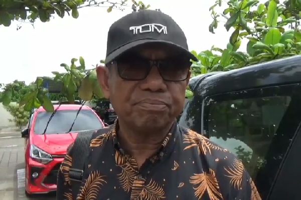 Terjerat Kasus Perzinaan, Eks Instruktur PSSI Kembali Duduk di Pesakitan 1 Eks Instruktur PSSI, Emral Abus dilaporkan ke aparat penegak hukum oleh anaknya sendiri karena menikah dengan pensiunan ASN. (Foto: Dok. Istimewa)