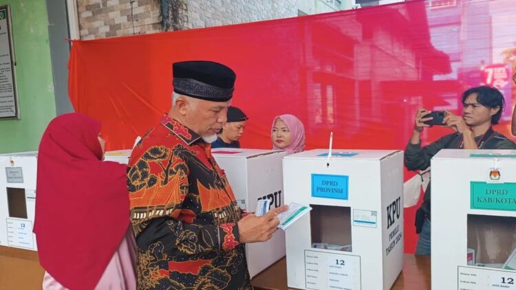 Gubernur Sumbar, Mahyeldi menggunakan hak pilih di TPS 12 Jati Baru, Padang. (ANTARA/Miko Elfisha)