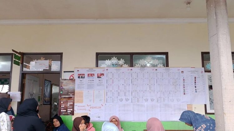 Lokasi TPS di Bantodarano, Kota Bukittinggi yang sempat diwarnai adanya peristiwa pengusiran petugas kepolisian saat melakukan pengawasan keamanan Pemilu 2024 (Antara/Al Fatah)