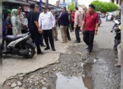 Usai Lakukan Peninjauan, Wako Padang Pastikan Jalan Berlubang segera Diperbaiki
