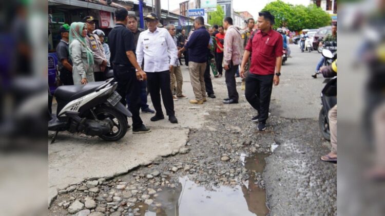 Usai Lakukan Peninjauan, Wako Padang Pastikan Jalan Berlubang segera Diperbaiki 1 Wali Kota Padang Hendri Septa meninjau kondisi jalan dan drainase yang berada di sepanjang jalan Kesatria Tarandam, Kelurahan Ganting Parak Gadang, Kecamatan Padang Timur, Kamis (22/2/2024). (Foto: Dok. Diskominfo Padang)