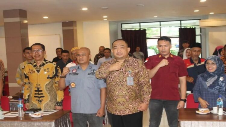 Sosialisasi di Limapuluh Kota, Imigrasi Agam Jelaskan soal Kewarganegaraan Ganda Terbatas 1 Kepala Kantor Imigrasi Agam, Budiman Hadiwasito bersama Kemenkumhan Sumatera Barat dan Pemerintah Kabupaten Limapuluh Kota dalam kegiatan sosialisasi hak dan kewajiban bagi anak berkewarganegaraan ganda terbatas (Antara/Al Fatah)