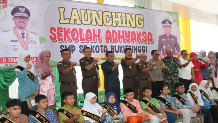 Kenalkan Hukum sejak Dini, Kejari Bukittinggi Luncurkan Sekolah Adhyaksa 1 Kepala Kejaksaan Tinggi Sumatera Barat bersama jajaran kejaksaan negeri melantik Duta Adhyaksa di Kota Bukittinggi. (Antara/Al Fatah)