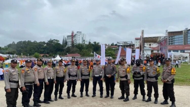 Personel kepolisian dari Polresta Bukittinggi saat memberikan pengamanan dalam kampanye rapat umum salah satu partai politik di Lapagan Atas Ngarai, Bukittinggi, Sumatera Barat. (Antara)