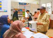 Cegah Inflasi, Pemko Padang Panjang Salurkan Bantuan Beras pada 764 KK