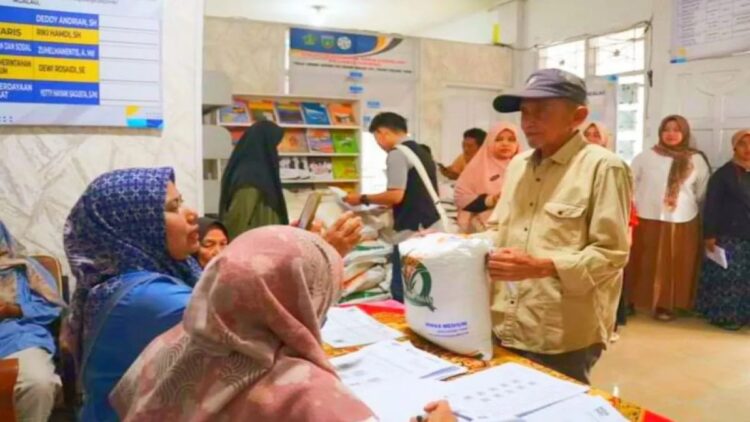 Masyarakat antusias menerima beras cadangan pemerintah dari Bapanas yang diserahkan bagi 764 KK di Kota Padangpanjang. Antara