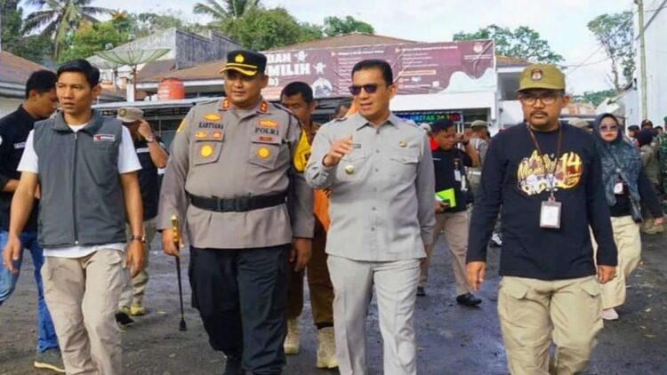 Amankan Pemilu, Polres Padangpanjang Terjunkan Dua per Tiga Kekuatan 1 Pj Wako Padangpanjang Sonny BP didampingi Kapolres Padangpanjang AKBP Kartyana Widyarso Wardoyo Putro melepas tim pembersihan alat peraga kampanye di Kota Padangpanjang. (Foto: Dok. Antara)