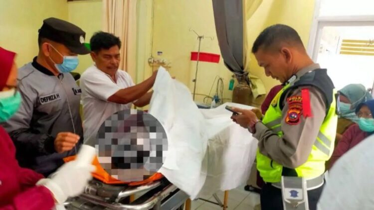 Warga Agam Ditemukan Tewas Mengapung di Danau Maninjau 1 Petugas sedang mengevakuasi jasad korban dan dibawa ke Puskesmas Maninjau, Selasa (13/2). Dok HO/Polres Agam