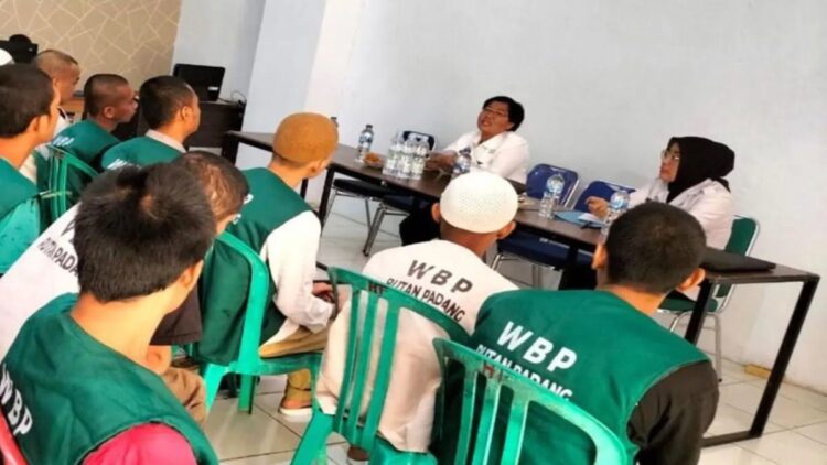 Kemenkumham Sumbar beri penyuluhan hukum ke puluhan WBP Rutan Padang. (Foto: Antara)