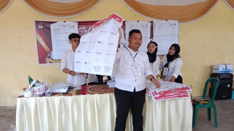 Anggota KPPS TPS 08 Manggopoh sedang melakukan penghitungan suara, Sabtu (24/2). Dok Antara/Yusrizal