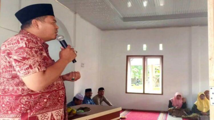 Sekda Pariaman: Tingkatkan Karakter Anak Didik, Guru Mesti Disiplin agar Bisa jadi Contoh 1 Sekretaris Daerah Kota Pariaman, Sumatera Barat Yota Balad memberikan sambutan saat Peringatan Israk Mikraj Nabi Muhammad SAW di Musholla Al-Hidayah, Halaman Dinas Pendidikan Pemuda dan Olahraga (Disdikpora) Pariaman. Antara/HO-Diskominfo Pariaman