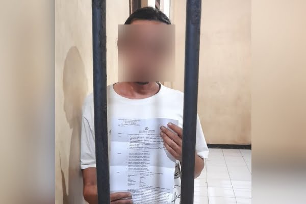 Pelaku persetubuhan terhadap anak di bawah umur ditangkap oleh polisi. (Foto: Dok. Polres Payakumbuh)