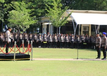 Kapolda Sumbar Pimpin Apel Pergeseran Pasukan Personel Polri BKO Pengamanan TPS Tahap Pungut Suara Pemilu 2024. (dok. Bidhumas)