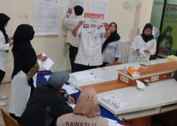 Petugas KPPS melakukan perhitungan suara ulang (PSU) setelah Komisi Pemilihan Umum (KPU) Kota Bukittinggi menetapkan dua TPS di daerah setempat harus melakukan pemilihan ulang suara karena terjadinya kesalahan pada pemberian surat suara (Antara/Al Fatah)