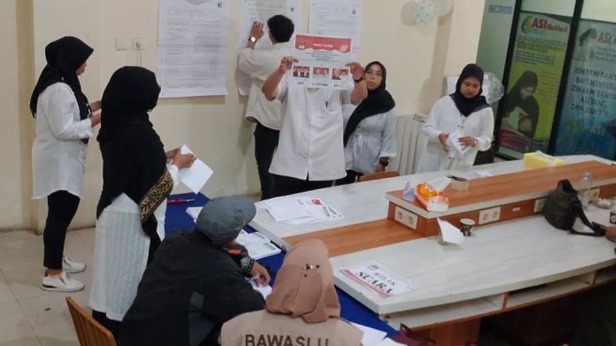 Petugas KPPS melakukan perhitungan suara ulang (PSU) setelah Komisi Pemilihan Umum (KPU) Kota Bukittinggi menetapkan dua TPS di daerah setempat harus melakukan pemilihan ulang suara karena terjadinya kesalahan pada pemberian surat suara (Antara/Al Fatah)