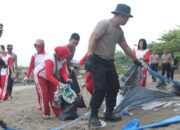 Polda Sumbar Gelar Aksi Bersih di Pantai Padang