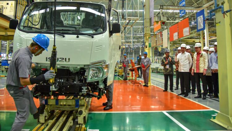 Lampaui Rp565 Triliun, Tren Investasi Manufaktur Terus Naik di Dekade Terakhir 1 Presiden Jokowi mengecek industri manufaktur. (dok. Setkab)