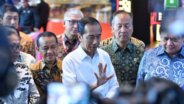Tanggapi Hasil Quick Count Pemilu, Presiden Jokowi: Tunggu Hasil Resmi KPU 1 Presiden Jokowi memberikan keterangan pers usai membuka pameran otomotif IIMS 2024, di JI-Expo Kemayoran, Jakarta, Kamis (15/02/2024). (Foto: Humas Setkab/Jay)