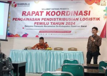 Bawaslu Pasaman Barat ingatkan Panitia Pengawas Pemilu Kecamatan agar mencermati kedatangan logistik Pemilu 2024 dalam rapat koordinasi pengawasan pendistribusian logistik Pemilu 2024 bersama Panwaslu Kecamatan se-Pasaman Barat di Simpang Empat, Jumat (9/2/2024). (Antara/Altas Maulana)