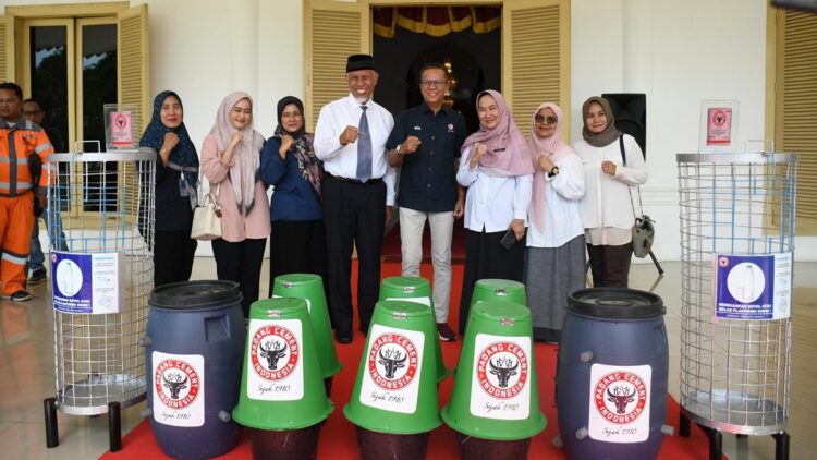 Gubernur Mahyeldi: Drop Box Sampah dari Semen Padang Berdaya Ekonomi 1 Semen Padang serahkan bantuan bak sampah untuk Pemprov Sumbar. (dok. Humas)