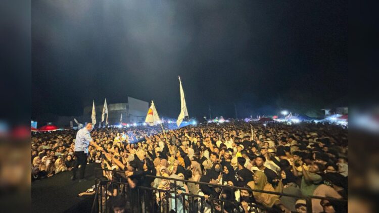 Andre Rosiade menyapa para pendukung di Konser Indonesia Maju "Prabowo-Gibran" di Kabupaten Dharmasraya, Rabu (31/1/2024). (Foto: Dok. Tim AR)