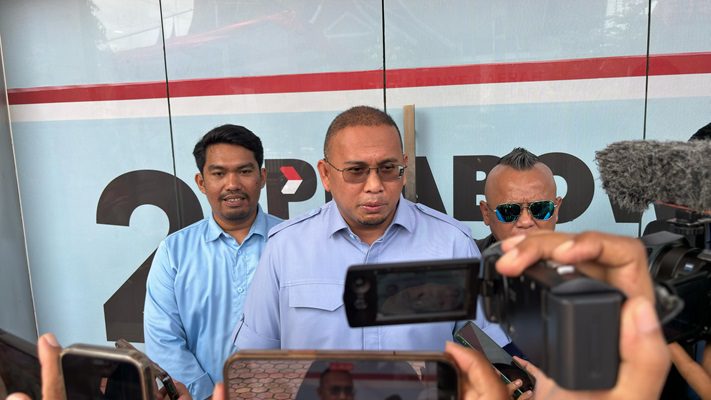 Andre Rosiade: Prabowo Sudah Dekat dengan Ulama Sejak jadi Prajurit TNI 1 Ketua Tim Kampanye Daerah (TKD) Prabowo-Gibran di Sumbar, H Andre Rosiade (tengah) menyampaikan bahwa Forum Ulama Sumbar yang sebelumnya mendukung Anies-Muhaimin beralih ke Prabowo-Gibran di Pilpres 2024. (Foto: Dok. Tim AR)