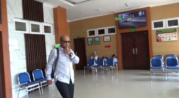 Oknum anggota PSSI, EA yang juga merupakan dosen di UNP meninggalkan ruang sidang dugaan kasus nikah siri dengan seorang pensiunan ASN. (Foto: Dok. Istimewa/Tangkapan Layar)