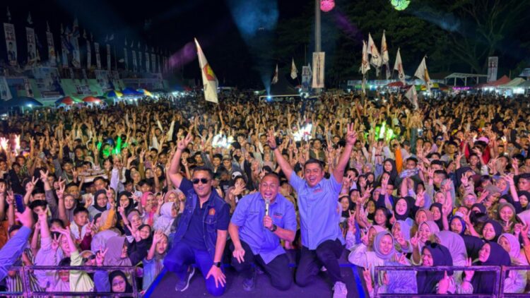 Konser Indonesia Maju Dihadiri Puluhan Ribu Orang, Andre Rosiade: Kabupaten Solok All in Prabowo-Gibran 1 Ketua Tim Kampanye Daerah (TKD) Prabowo-Gibran Sumbar Andre Rosiade Ketua DPP Partai Gerindra yang juga Caleg DPR RI Vasco Ruseimy, Ketua DPC Gerindra Kabupaten Solok yang juga Wakil Bupati Solok Jon Firman Pandu membakar semangat para pendukung saat Konser Indonesia Maju Prabowo-Gibran di Kabupaten Solok, Sabtu (3/1/2024). (Foto: Dok. Tim AR)