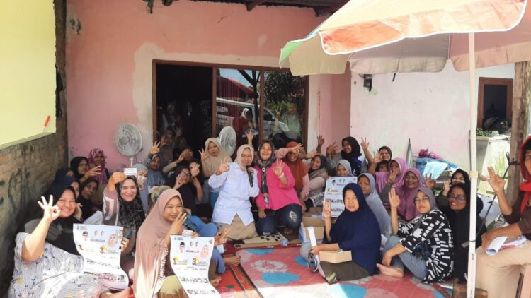 Caleg DPRD Padang nomor tiga Dapil 1, Nurhaida bertemu konstituennya di Perumahan Bumi Lubuk Buaya Indah. (Foto: Dok. Tim Nurhaida)