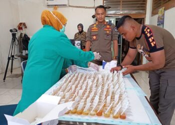 Kepala Satuan Polisi Pamong Praja (Kasatpol PP) Kota Padang, Chandra Eka Putra meninjau langsung pengambilan sampel urin terhadap seluruh tenaga kontrak di OPD penegak Perda tersebut. (Foto: Dok. Humas)