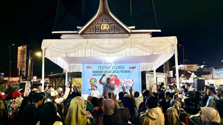 Andre Rosiade membakar semangat ribuan pendukung Prabowo-Gibran di acara Festival Kuliner 
Prabowo-Gibran Sekali Putaran di Kota Bukittinggi Kamis (7/2/2024). (Foto: Dok. Tim AR)