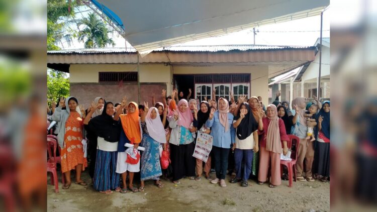 Calon legislatif (Caleg) DPRD Padang nomor urut tiga Dapil 1 (Kototangah), Nurhaida bertemu pendukungnya di Kototangah. (Foto: Dok. Istimewa)