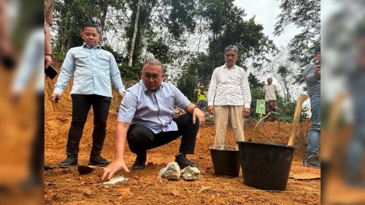 Anggota DPR RI asal Sumatra Barat (Sumbar) H Andre Rosiade meletakkan batu pertama pembangunan tower Telkomsel di Tanjung Labuah, Kecamatan Sumpur Kudus, Kabupaten Sijunjung, Senin (12/2/2024). (Foto: Dok. Tim AR)