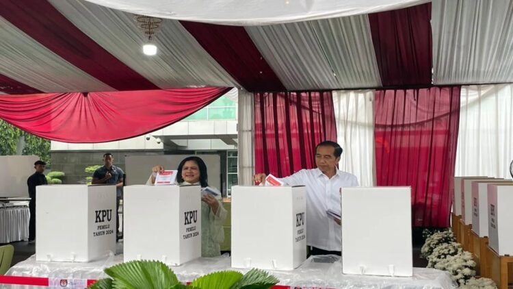 Presiden Joko Widodo (kanan) dan Iriana (kiri) memasukkan surat suara ke kotak suara usai melakukan pencoblosan di TPS 10 Gambir, Jakarta Pusat, Rabu (14/2/2024). (ANTARA/Yashinta Difa)