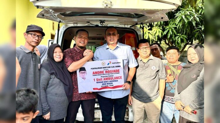 Pemilu Usai, Andre Rosiade Serahkan Ambulans untuk Masyarakat Kayu Kalek Padang 1 Anggota DPR RI asal Sumbar, H Andre Rosiade menyerahkan satu unit ambulans untuk Yayasan Bakti Anak Nagari di Kayu Kalek, Kelurahan Batipuh Panjang, Kecamatan Kototangah, Kota Padang, Kamis (15/2/2024). (Foto: Dok. Tim AR)