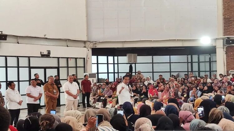 Presiden RI Joko Widodo menyerahkan bantuan beras kepada Keluarga Penerima Manfaat (KPM) di Tangerang Selatan, Banten, Senin (19/2/2024). ANTARA/Mentari Dwi Gayati