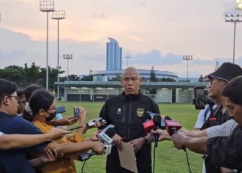 Pelatih tim nasional Indonesia U-16 Nova Arianto menjawab pertanyaan para pewarta seusai memimpin latihan tim di Lapangan Latihan A Komplek Gelora Bung Karno, Jakarta, Senin (19/2/2024). (ANTARA/RAUF ADIPATI)