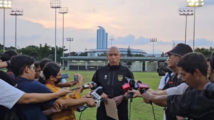 Pelatih Nova Arianto Targetkan Timnas U-16 Lolos Kualifikasi Piala Asia dan AFF 1 Pelatih tim nasional Indonesia U-16 Nova Arianto menjawab pertanyaan para pewarta seusai memimpin latihan tim di Lapangan Latihan A Komplek Gelora Bung Karno, Jakarta, Senin (19/2/2024). (ANTARA/RAUF ADIPATI)