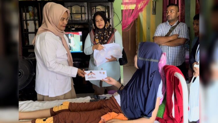 Tim Andre Rosiade menyerahkan bantuan pengobatan untuk pustakawan yang menderita kanker payudara di Padang. (Foto: Tim AR)