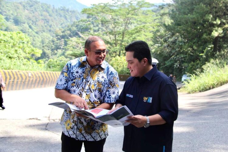 Andre Rosiade Jelaskan Progres Pembangunan Fly Over Sitinjau Lauik 1 Anggota DPR RI Andre Rosiade bersama Menteri BUMN Erick Thohir saat meninjau jalan Sitinjau Lauik. (Foto: Tim AR)