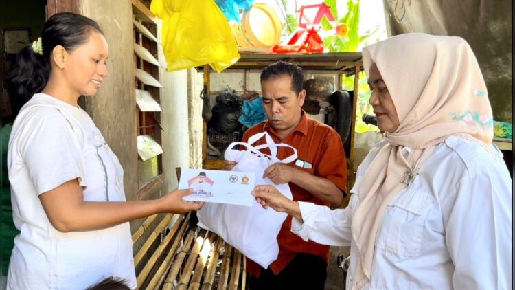 Tim dari Andre Rosiade menyerahkan bantuan untuk melunasi tunggakan BPJS seorang warga Padang. (Foto: Dok. Tim AR)