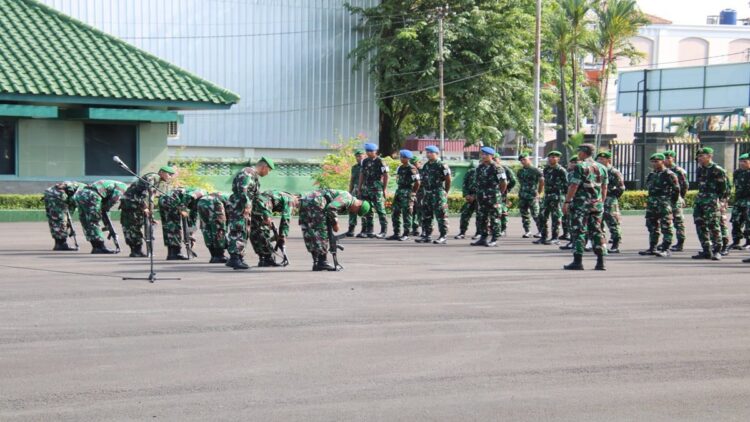 Lakukan Pengawasan, Tim Waslakgiat Permildas Kodiklat TNI AD Kunjungi Korem 032/Wbr 1 Kegiatan pengawasan terhadap pembinaan Permildas dilakukan Tim Waslakgiat Permildas Kodiklat TNI AD kepada anggota Korem 032/Wbr. (Foto: Dok. Korem 032/Wbr)