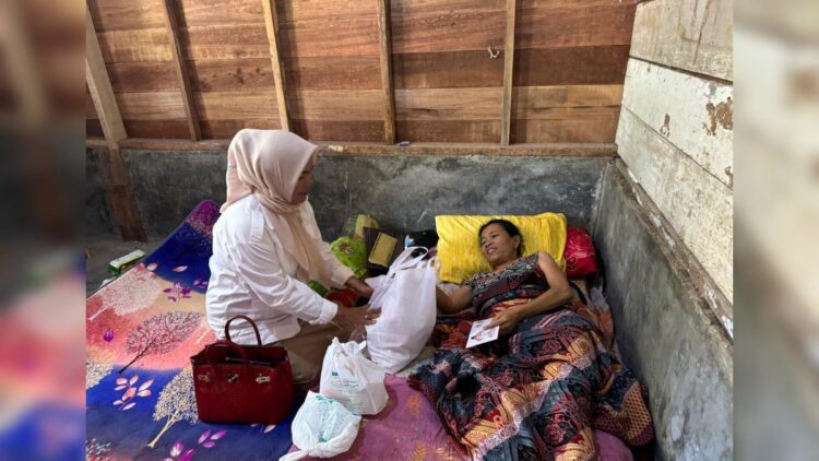 Andre Rosiade Bantu IRT yang Pinggulnya Membengkak dan Nyaris Lumpuh di Koto Tangah 1 Andre Rosiade melalui timnya mengantarkan bantuan kepada seorang IRT yang nyaris lumpuh di Koto Tangah, Kota Padang, Selasa (27/2/2024). (Foto: Tim AR)