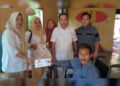 Andre Rosiade Bantu Penderita Diabetes Duduk di Kursi Roda di Seberang Padang 2 Andre Rosiade Bantu Penderita Diabetes Duduk di Kursi Roda di Seberang Padang
