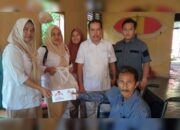 Andre Rosiade Bantu Penderita Diabetes Duduk di Kursi Roda di Seberang Padang