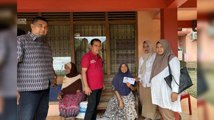 Andre Rosiade Bantu Bantu Suami Istri Lansia Stroke di Padang 1 Andre Rosiade melalui timnya menyerahkan bantuan kepada suami istri lansia yang menderita stroke di Padang. (Foto: Dok. Tim AR)